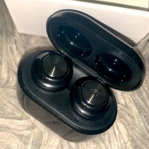 *SALE* Black Wireless Stereo Earbud headphones